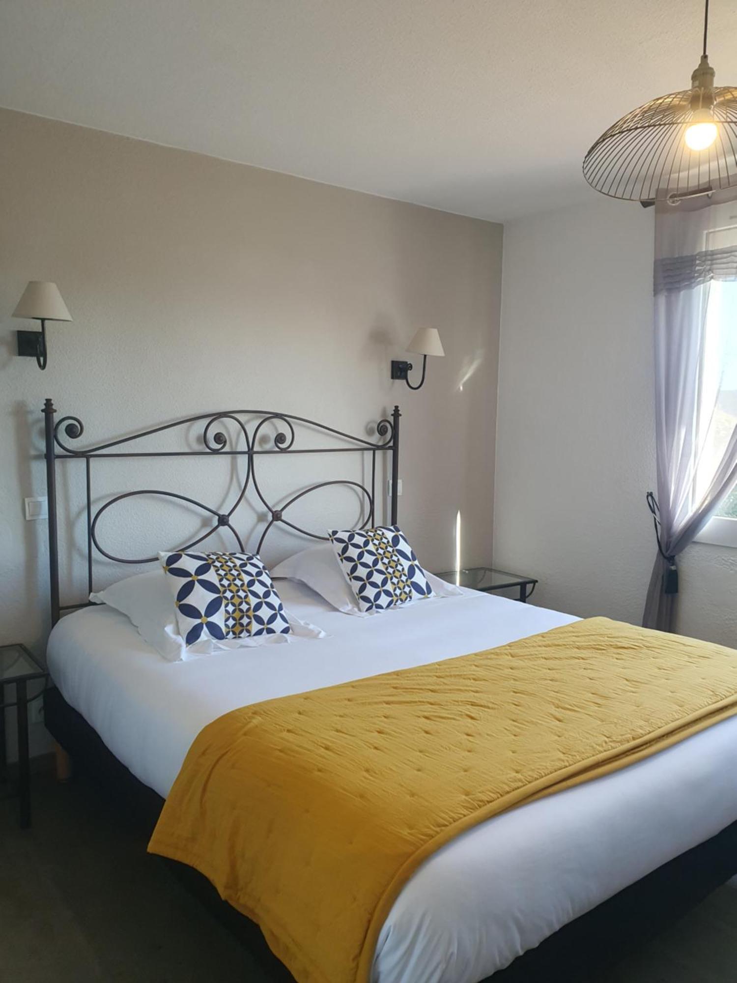 Hotel Le Mas Des Quintrands Manosque - Motel De Charme 2*