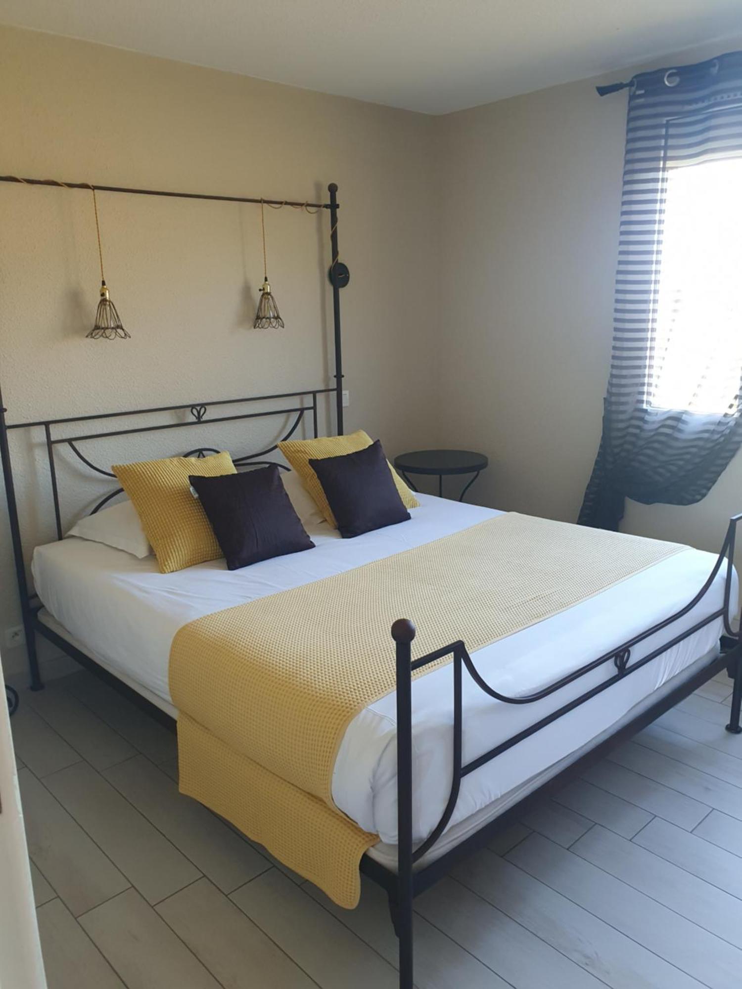 Le Mas Des Quintrands Manosque - Motel De Charme 2* Manosque