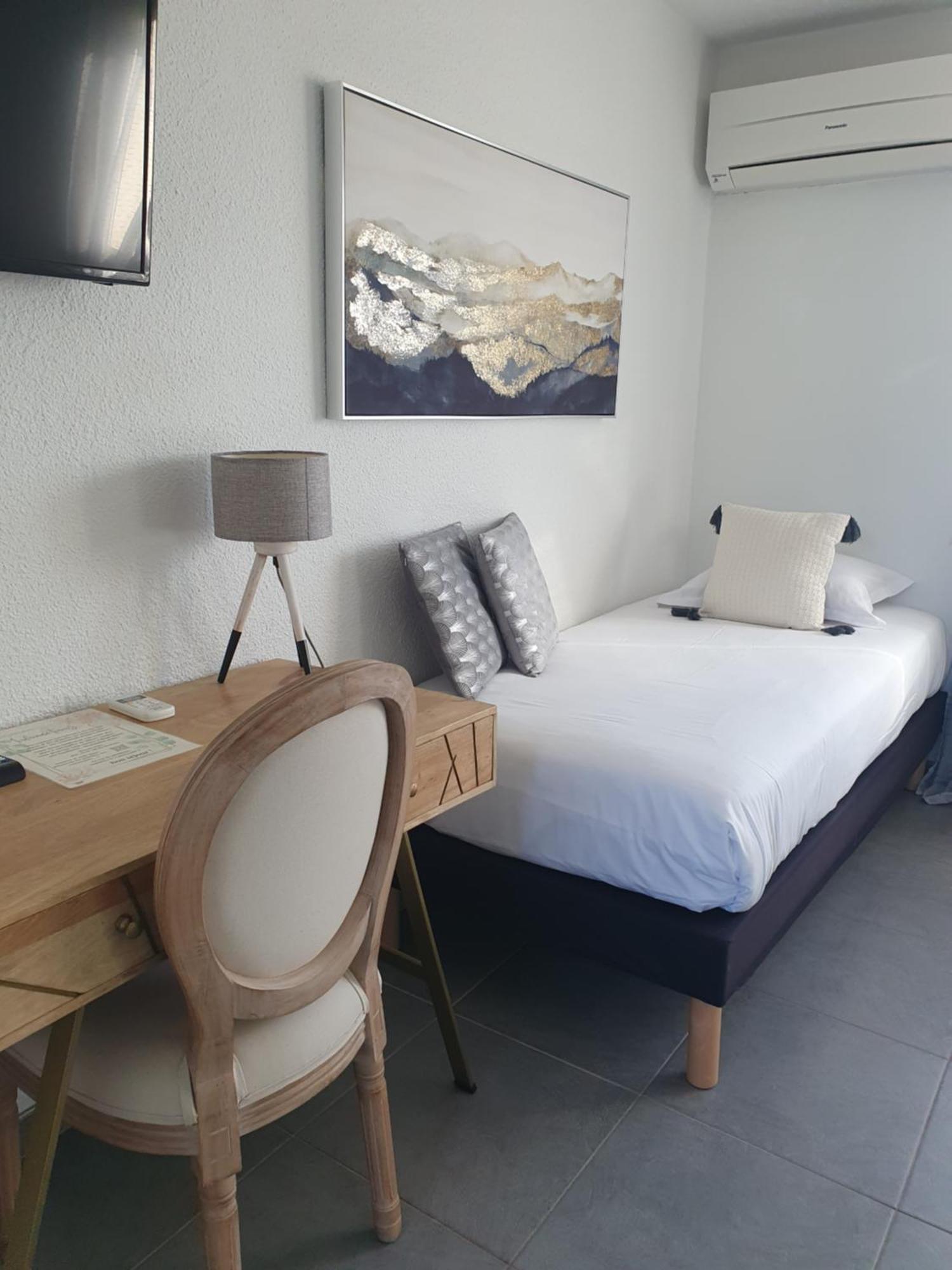 Le Mas Des Quintrands Manosque - Motel De Charme 2*